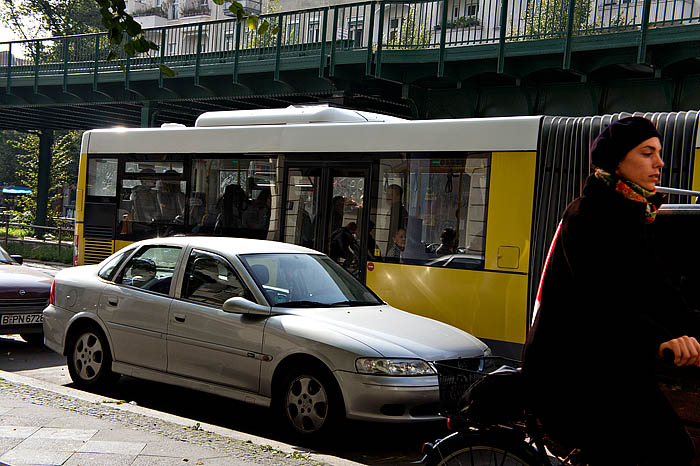 schoenhauserallee radfahrerin rechts im bild_DSC1279 Kopie