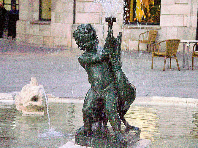 Burgos Brunnen Knabe mit VogelPICT0405 Kopie