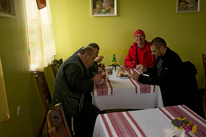 Fromme Moenche beim Verzehren einer bescheidenen Mahlzeit 