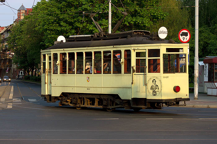 tram biegt in die Kardynala Stefana Wyszynskiego ein_DSC7523 Kopie