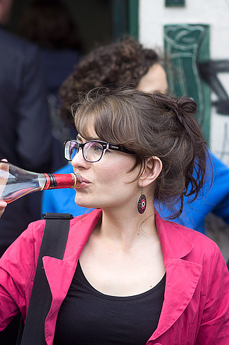 schoene frau trinkt erdbeersekt_DSC0088 Kopie