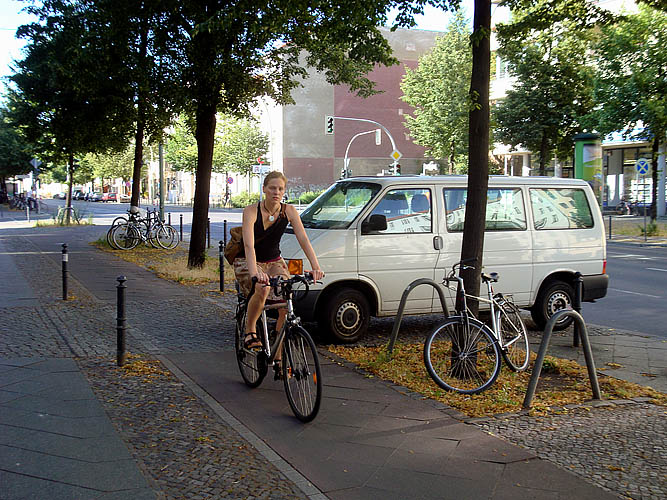 radfahrerin in der brunnenstrasseDSC06040 Kopie