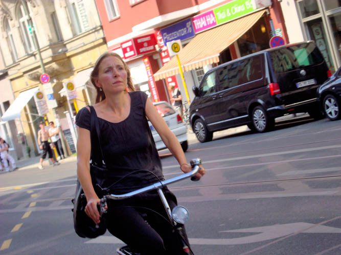 schwarz gekleidete radfahrerinDSC06161 Kopie 3