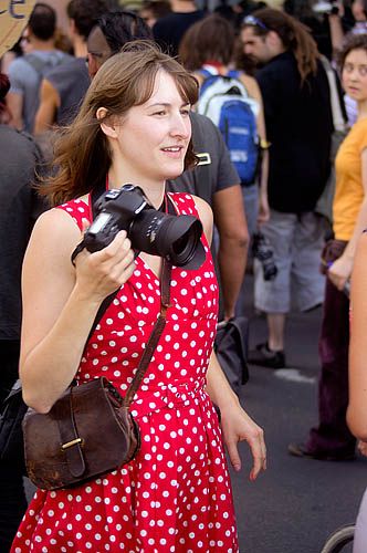 Huebsche Fotografin mit suessem gepunkteten Kleid und klassischer Damenhandtasche mit rassiger Patina_DSC0586 Kopie