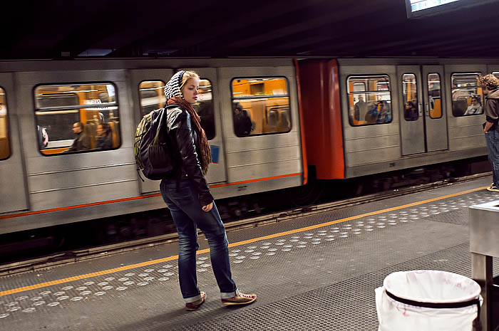 Standbein und Spielbein und Rucksack Metro Bruessel_DSC6669 Kopie