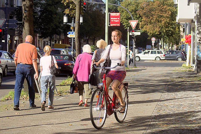 Radfahrerin mit Madonnengesicht und sittsam geschlossenen Augen_DSC4064 Kopie