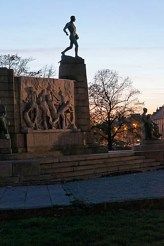 heroische figur auf monument aux travailleurs_DSC0602_DxO Kopie