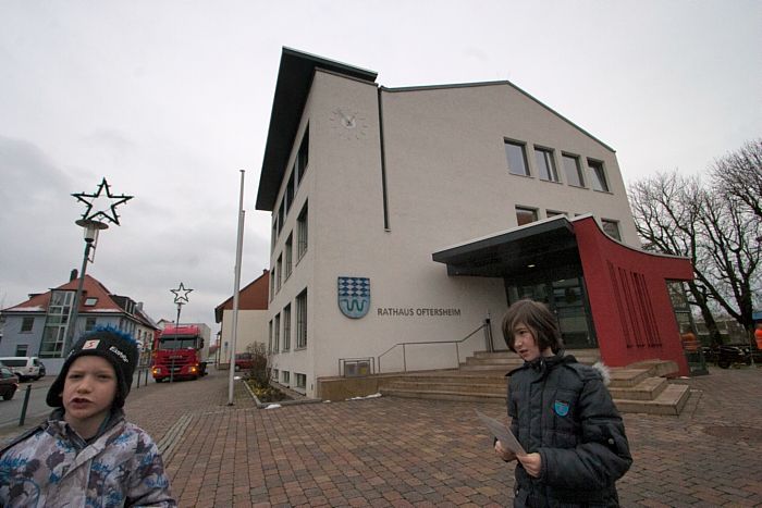 Umfrage vor dem Rathaus Oftersheim