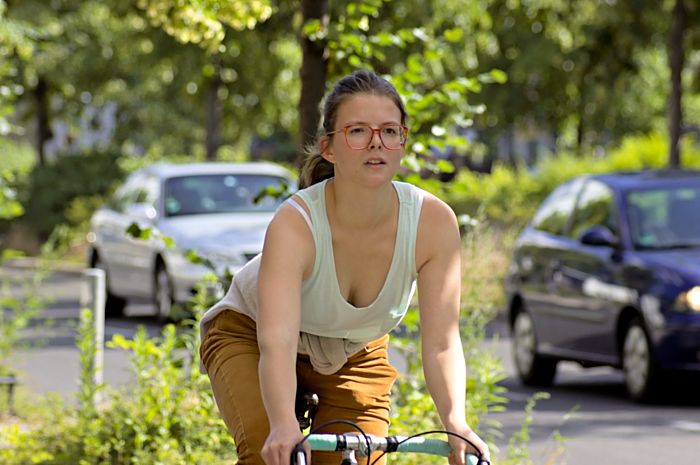 Bezaubernde Radfahrerin mit fachgerechtem Obergriff Schoenhauser Allee_DSC5222