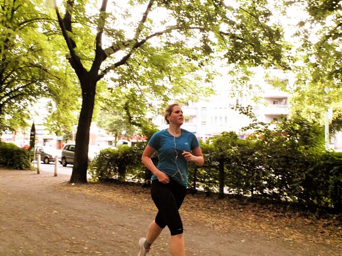 Joggerin im Humboldthain20120614_158