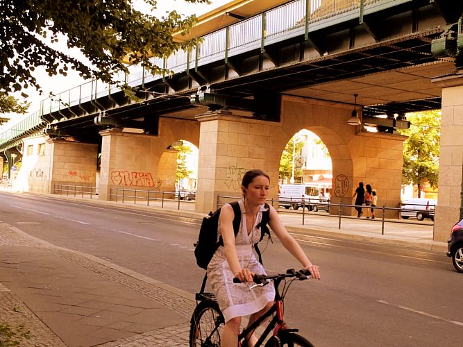 radfahrerin in weissem kleid