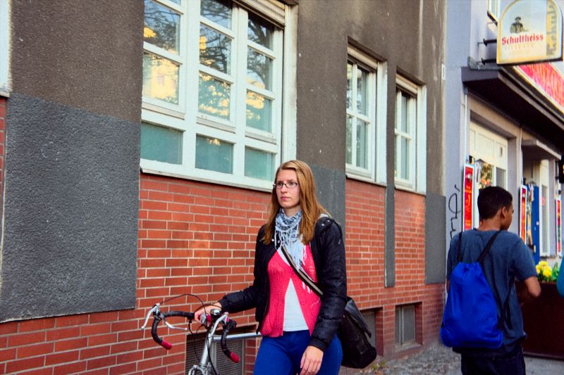 Huebsches Girl mit schickem Vintage Rennrad mit Doppelhebelgriff