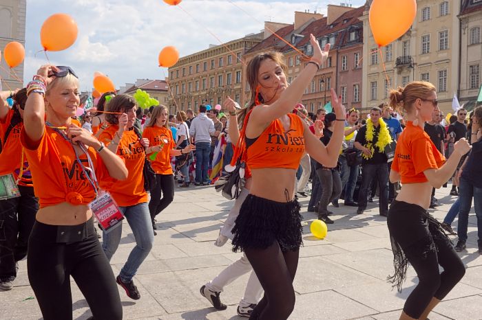 Huebsche Girls tanzen auf den Juvenalia