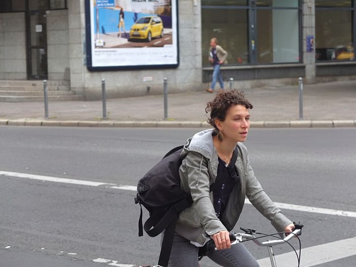 schoengeschmueckte radfahrerin