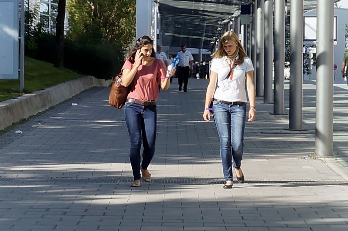 Passantinnen auf dem Münchener Messegelände