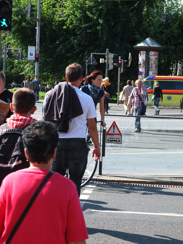 Leipzig---dynamische-Verkehrsszene-mit-bezaubernder-rothaariger-Radfahrerin