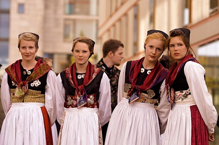 Beazubernde Girls von der Volkstanzgruppe 3887