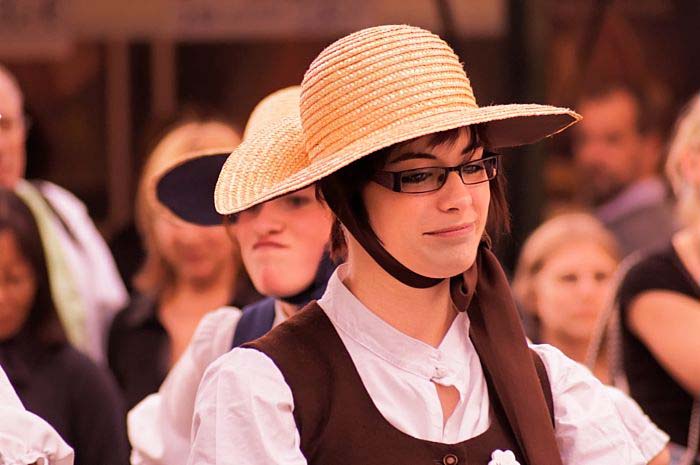 Huebsches Girl mit Brille und Strohhut