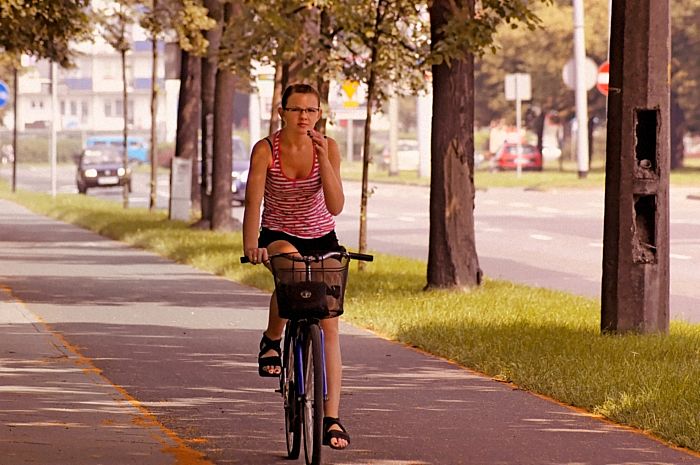 Huebsches Girl mit Brille und schick lackierten Finger und Zehennaegeln