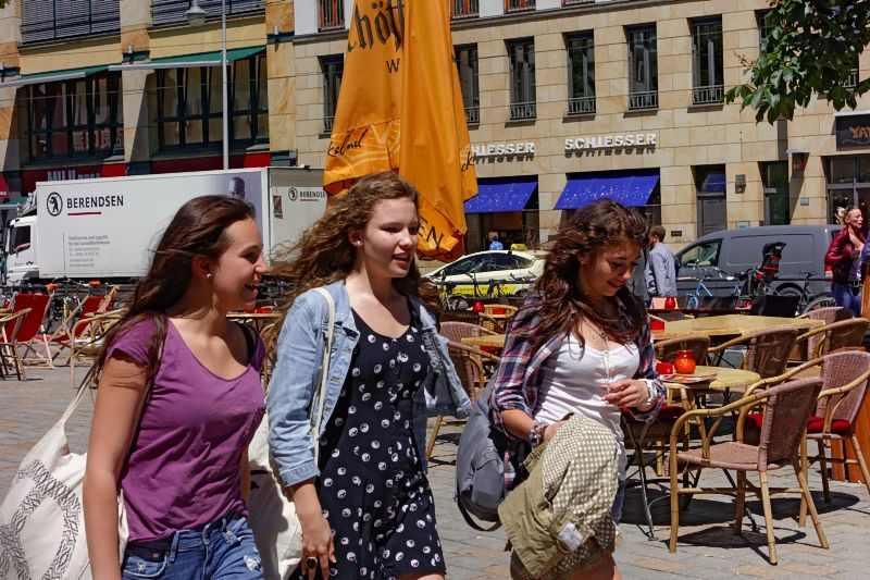 Drei huebsche junge girls auf dem hackeschen markt_DSC5726_DxO