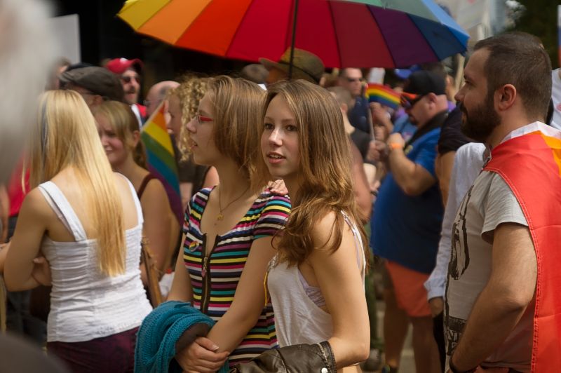 zwei huebsche girls auf der demo gegen putin_DSC4736