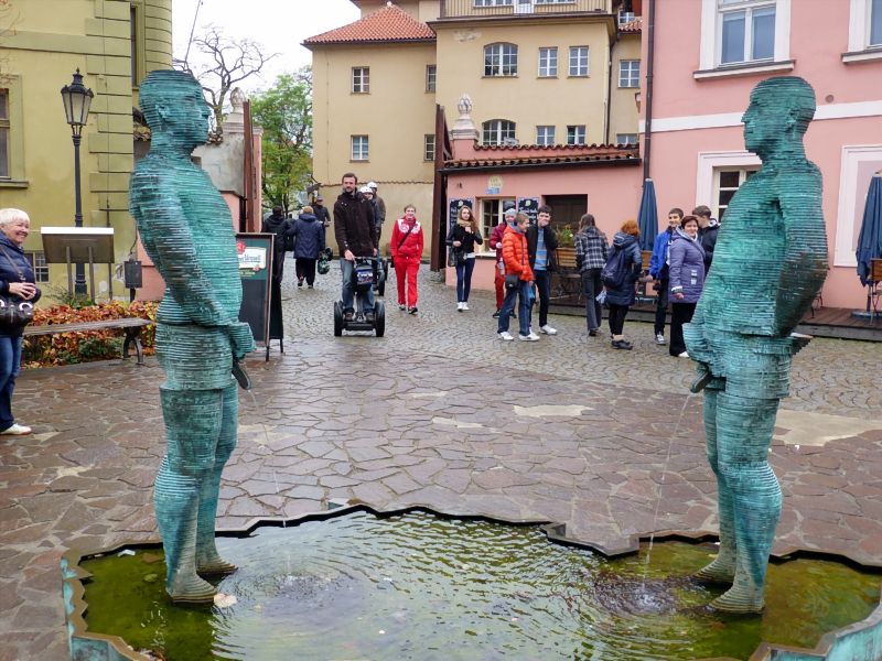 Danny Kurpfalz: Zwei urinierende Herren vor dem Kafka-Museum