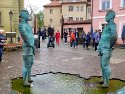 Danny Kurpfalz: Zwei urinierende Herren vor dem Kafka-Museum