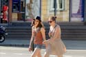 Zwei huebsche Girls eins mit Ringelshirt und eins mit teiltransparentem Faltenrock und ueppiger oBERWEITE