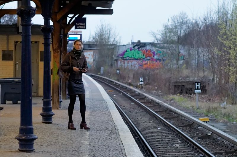 Bezauberndes Girl mit Kopfhoerer SBahnhof Yorckstrasse_DSC7886_DxO