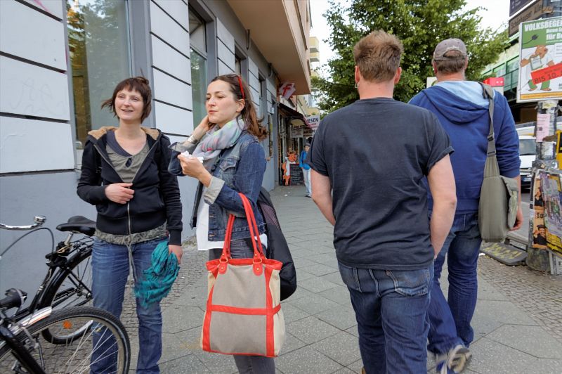 Huebsche Girls, Strassenszene, Juni 2013DSC05665_DxO