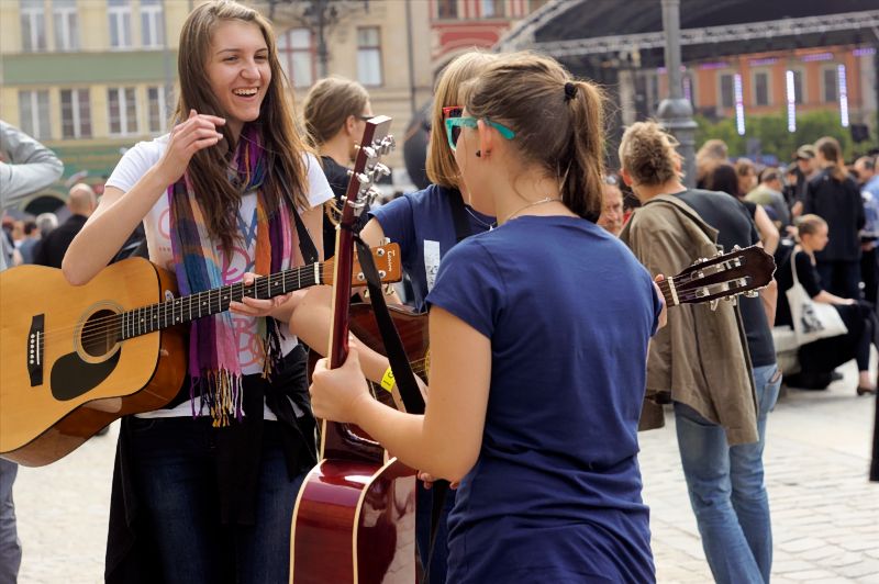 Gitarrengirls freuen sich_DSC7261_DxO