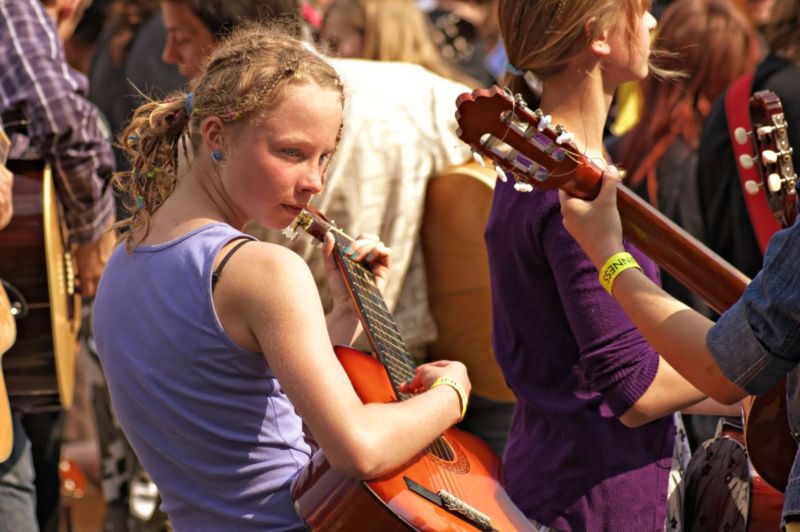 bezauberndes Gitarrengirl_DSC7303_DxO(0001)