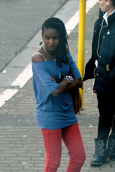 Bezauberndes Girl an Bushaltestelle_DSC7930_DxO