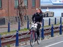 Bezauberndes Girl auf Fahrrad