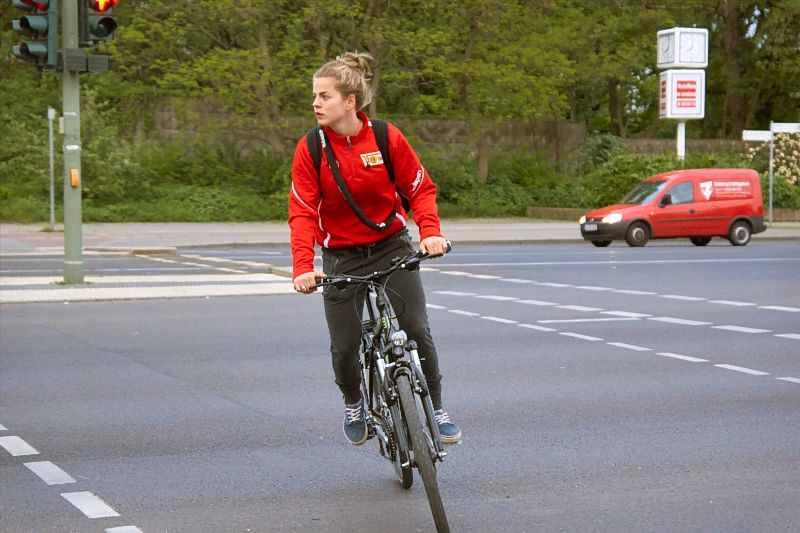 bezauberndes girl legt sich dynamisch in die kurve