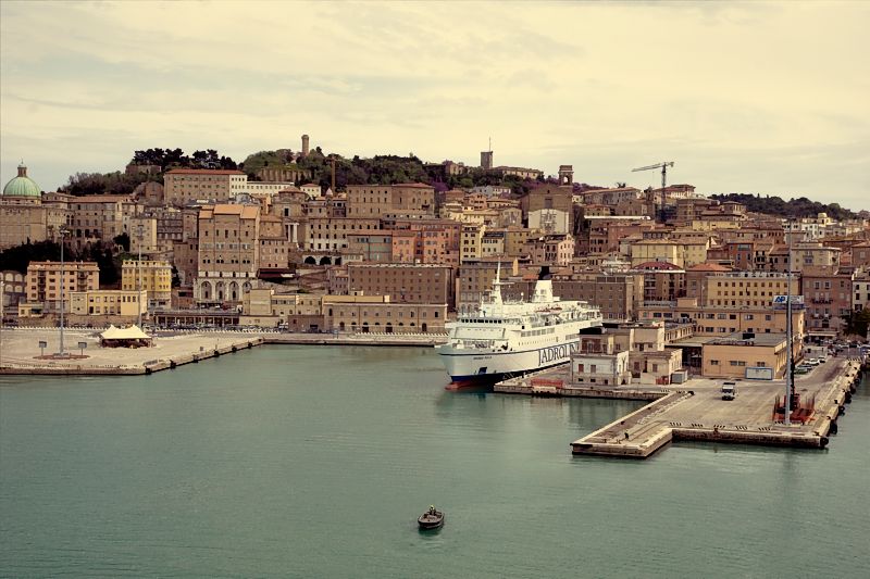 blick auf den hafen von ancona_DSC6475