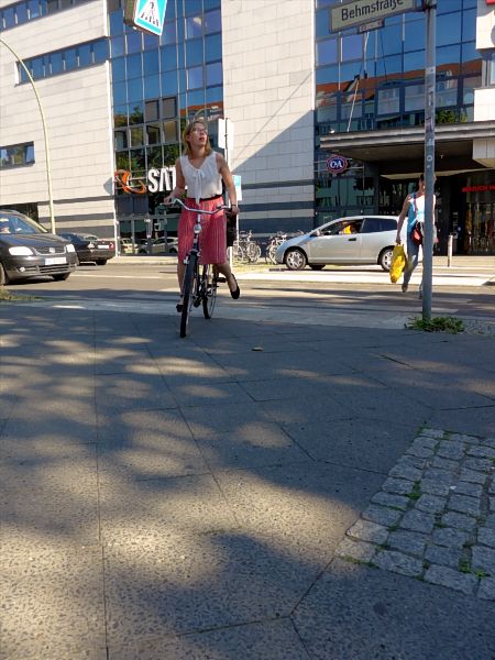Aufsteigen nach Ueberqueren des ZebrastreifensP1050726