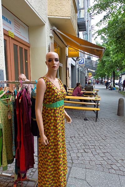 schaufensterpuppe mit schickem Kleid_DSC6968