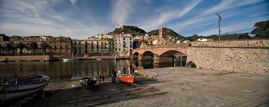 Bosa, Boote, Temobrücke und Burg Malaspina