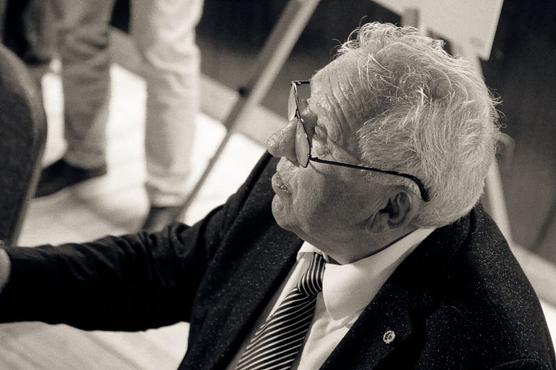 Egon Krenz beim Signieren