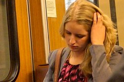 Haar aus dem Gesicht in der Muenchener UBahn.jpg