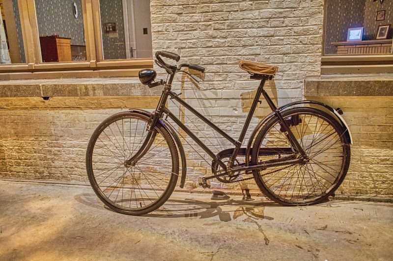 Fahrrad vor dem Eisenbahnerhäuschen, Trainworld Brüssel