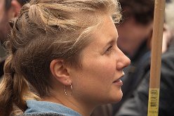 Bezaubernde Demonstrantin (Raise the Roof housing protest)