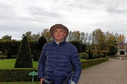 Beazubernder Jüngling beim Garten beim Museum of Modern Arts