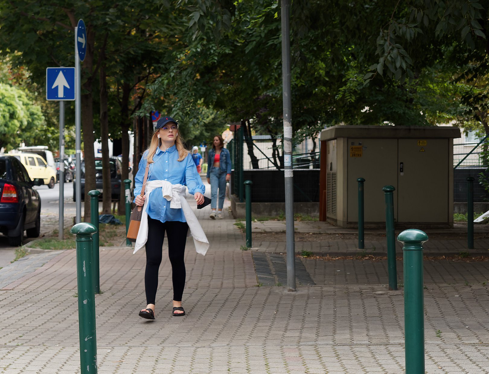 Blaue Klamotten, blaue Verkehrsschilder, blaues Auto