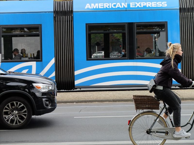Radfahrerin, Tram, SUV