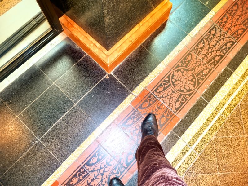 Cordhose und Bally-Schuhe
