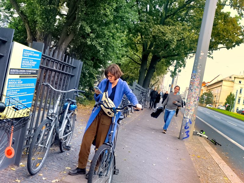 Auf dem Radstreifen liegt ein E-Roller