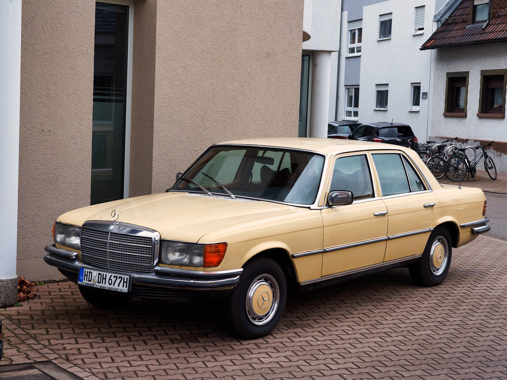 Gelber Mercedes