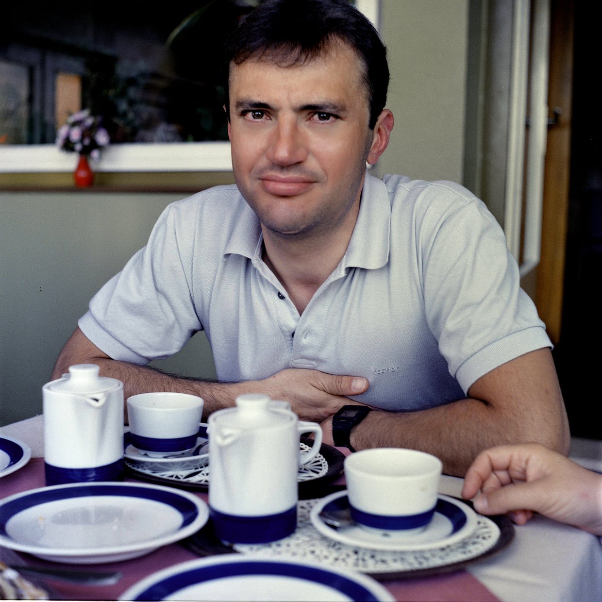 Bezaubernder Jüngling an der Kaffeetafel